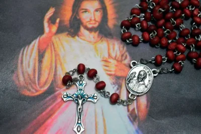 5 buenas razones para rezar la coronilla de la divina misericordia