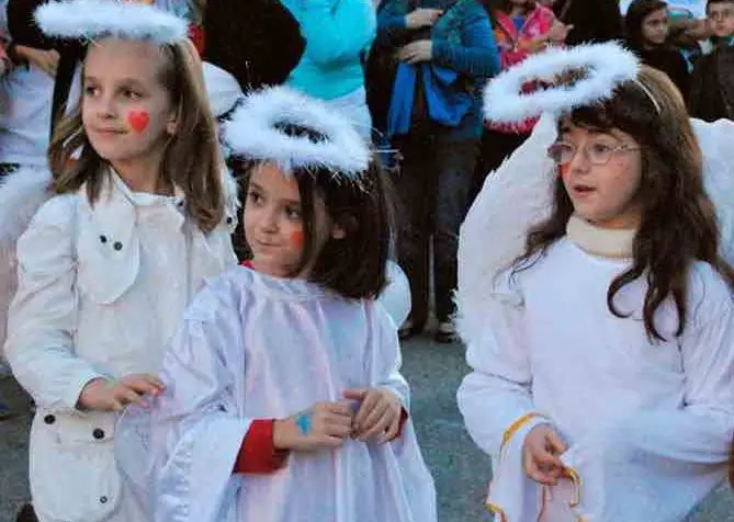 holywins celebrar la santidad en lugar del dia de las brujas