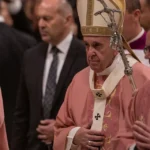 ¿Por qué los sacerdotes visten de rosa este domingo? - Significado
