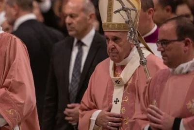 por que los sacerdotes visten de rosa este domingo significado